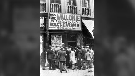 Un bureau d'engagement pour les Waffen-SS en Belgique, en juillet 1941. (BERLINER VERLAG / PICTURE ALLIANCE VIA GETTY IMAGES)