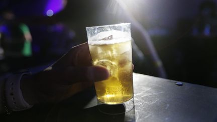 Un verre d'alcool dans une discothèque à Lille (Nord), le 14 avril 2014 (image d'illustration). (BRIDE EDOUARD / MAXPPP)