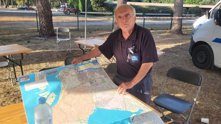 Pierre Marzat, président du groupement local de défense des forêts contre les incendies, montre une carte de la forêt usagère de La Teste, avant l'incendie. Des 3 900 hectares, il n'en reste aujourd'hui quasiment plus rien. (THOMAS GIRAUDEAU / RADIO FRANCE)