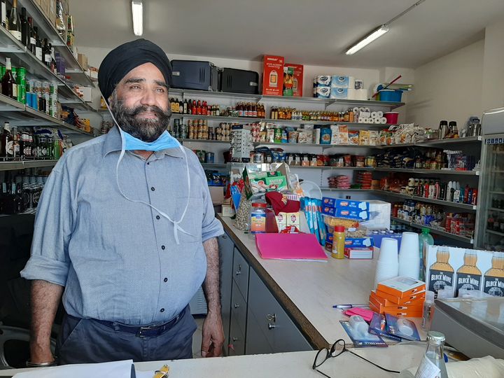 Dhillon Karamjit Singh tient l’épicerie du quartier indien de Bella Farnia. (BRUCE DE GALZAIN / RADIO FRANCE)