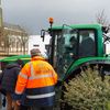 Frédéric Dumont prend des passagers à bord de son tracteur, le 3 janvier 2024 à Thérouanne (Pas-de-Calais), alors que la place de la salle communale est totalement sous les eaux. (FABIEN MAGNENOU / FRANCEINFO)