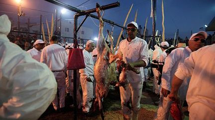 Les Samaritains, descendants des anciens Israélites, abattent des moutons et des chèvres, pour la cérémonie de la Pâque traditionnelle. L’agneau pascal sera sacrifié le quatorzième jour  sur le mont Garizim, qui surplombe la ville palestinienne de Naplouse, dans le nord de Cisjordanie, le 23 Avril 2013.
C’est un lieu sacré pour les Samaritains, où se déroulèrent, selon leurs croyances, les sacrifices d'Adam, des patriarches Abraham et Jacob et du prophète Josué. (AFP PHOTO / JAAFAR ASHTIYEH)