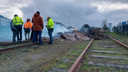 Les artisans des travaux publics qui occupaient le dépôt pétrolier de Brest ont levé le camp, ce mercredi 14 février, après les annonces de Bercy. (BRENDAN MICHEL / MAXPPP)