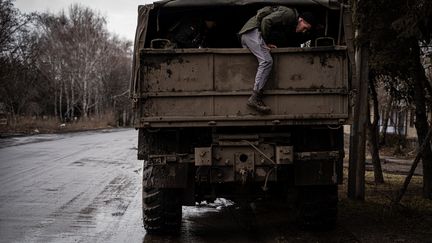 Un soldat ukrainien descend d'un camion à Kostiantynivka, près de Bakhmout (Ukraine), le 27 février 2023. (IGNACIO MARIN FERNANDEZ / ANADOLU AGENCY / AFP)