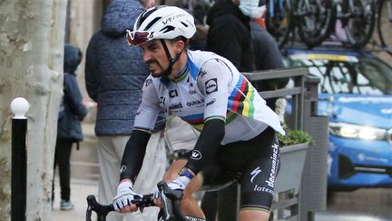 Julian Alaphilippe grimace lors d'une étape du Tour de la Provence à Manosque, le 12 février 2021. (LAURENT LAIRYS / LAURENT LAIRYS)