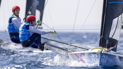 Sarah Steyaert et Charline Picon à bord de leur 49er dans la rade de Marseille, le 31 juillet 2024. (LIOT JEAN-MARIE / AFP)