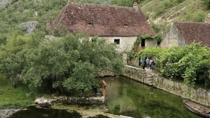 Pour ce nouveau numéro du 13 heures en vacances, les journalistes de la rédaction de France Télévisions vous font visiter la vallée de l'Ouysse (Lot) qui accueille plus de deux millions de touristes par an.