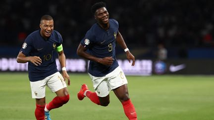 Kylian Mbappé et Aurélien Tchouameni célèbrent le but du numéro 8 des Bleus contre l'Irlande, jeudi 7 septembre. (FRANCK FIFE / AFP)