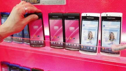 Des smartphones Sony Ericsson dans un magasin de Tokyo (Japon), le 7 octobre 2011. (KIM KYUNG-HOON / REUTERS)