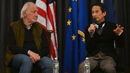 Le réalisateur franco-vietnamien Tran Anh Hung et le chef français Pierre Gagnaire assistent à la présentation de "La passion de Dodin Bouffant", le film français pré-sélectionné aux Oscars, à la Villa Albertine à New York, le 28 novembre 2023. (ANGELA WEISS / AFP)