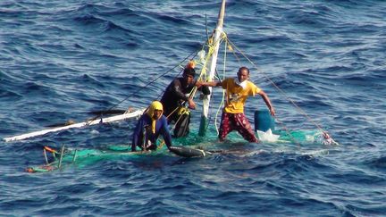 Trois p&ecirc;cheurs philippins sont secourus en mer par les gardes c&ocirc;tes ta&iuml;wanais apr&egrave;s avoir d&eacute;riv&eacute; au large pendant 5 jours, le 22 juillet 2013. (TAIWAN COAST GUARD / AFP)