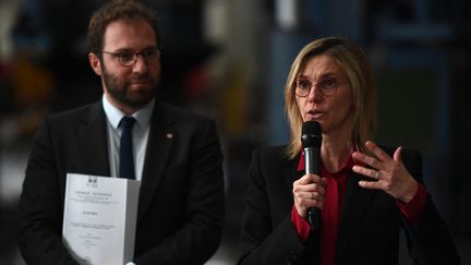 Le ministre de l'Economie Antoine Armand et sa collègue de la Transition écologique, de l’Énergie, du Climat et de la Prévention Agnès Pannier-Runacher, le 11 avril 2023 (CHRISTOPHE ARCHAMBAULT / AFP)