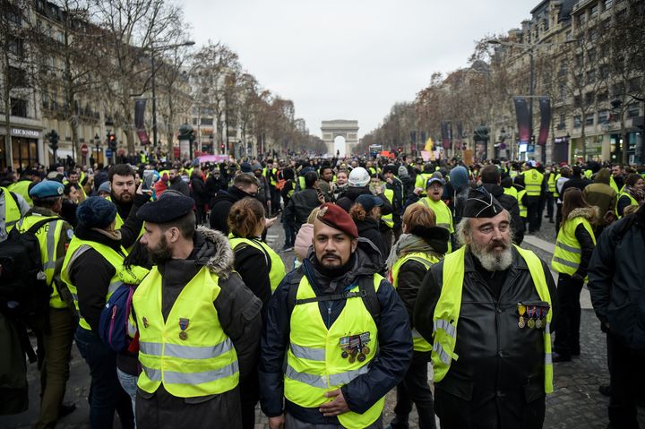 L'ancien parachutiste Victor Lenta (au centre), le 5 janvier 2019 à Paris. (LUCAS BARIOULET / AFP)