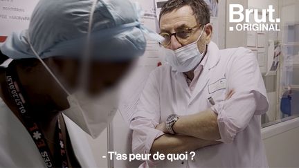 À l'hôpital, la vaccination fait toujours débat. Brut a suivi la discussion entre une aide-soignante et le chef des urgences d'un hôpital d'Île-de-France. Voilà pourquoi elle hésite encore...