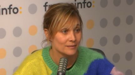 La comédienne Julie de Bona, invitée de franceinfo le 22 novembre 2021 (FRANCEINFO / RADIO FRANCE)