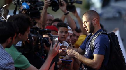 &nbsp; (Karim Benzema signe des autographes au Brésil le 17 juin © Reuters)