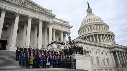 Les membres élus de la Chambre des représentants posent devant le Capitole à Washington le 15 novembre 2022. (MANDEL NGAN / AFP)