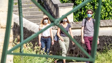 Des jeunes marchent à Auvers-sur-Oise (Oise). Photo d'illustration. (BRUNO LEVESQUE / MAXPPP)