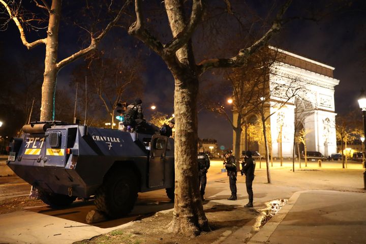 Des policiers dans des véhicules blindés devant l'Arc de triomphe à Paris, le 8 décembre 2018. (MUSTAFA YALCIN / ANADOLU AGENCY / AFP)