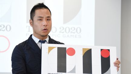 Le designer du logo des JO de Tokyo 2020, Kenjiro Sano, explique comment il a cr&eacute;&eacute; son &oelig;uvre, le 5 ao&ucirc;t 2015 &agrave; Tokyo (Japon). (TORU YAMANAKA / AFP)