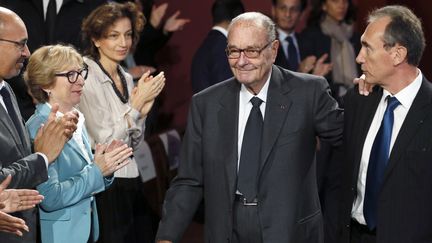 L'ancien&nbsp;président de la République, Jacques Chirac (au centre), le 21 novembre 2014 au musée du quai Branly à Paris. (PATRICK KOVARIK / AFP)