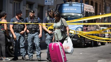 Une réfugiée érythréenne sur la Piazza Indépendanza,à Rome, le 21 août 2017, après son expulsion lors d'une opération de police. (ANDREA RONCHINI / NURPHOTO)