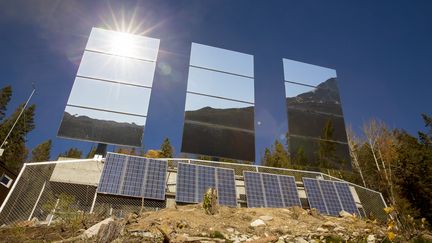 Trois miroirs g&eacute;ants de 17 m2 chacun se dressent au nord de Rjukan (Norv&egrave;ge). Pilot&eacute;s par ordinateur, ils suivront en permanence la trajectoire du soleil pour en refl&eacute;ter les rayons vers la place du march&eacute;. (MEEK, TORE / NTB SCANPIX / AFP)