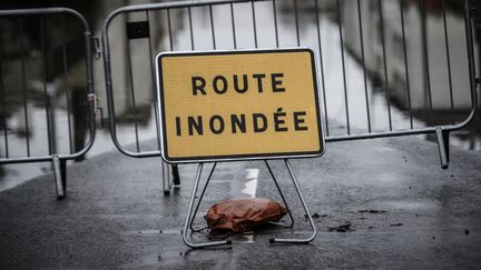 Un panneau indiquant une route inondée lors d'une tempête (photo d'illustration). (PHILIPPE LOPEZ / AFP)