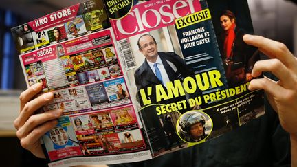 Le magazine "Closer" fait sa une,&nbsp;vendredi 10 janvier 2014, sur une suppos&eacute;e liaison entre Fran&ccedil;ois Hollande et l'actrice Julie Gayet. (THOMAS COEX / AFP)