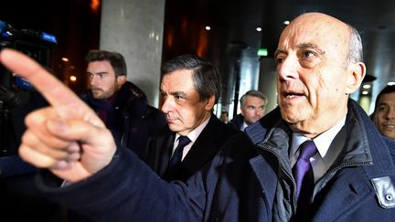 Alain Juppé (à droite) et François Fillon, le 25 janvier 2017 à Bordeaux (Gironde). (GEORGES GOBET / AFP)