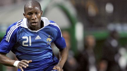 Rod Fanni ici en 2009, lors d'un match amical contre le Nigeria (défaite 1-0 des Bleus). (FRANCK FIFE / AFP)