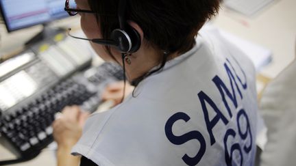 Une opératrice du Samu, au Centre de réception et de régulation des appels (CRRA), à Lyon. (FRED DUFOUR / AFP)