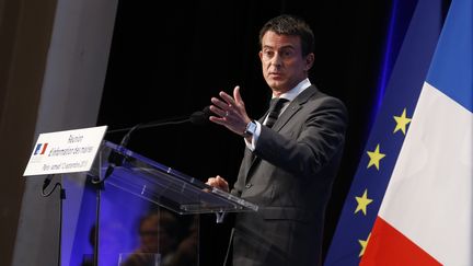 Le Premier ministre, Manuel Valls, le 12 septembre 2015 &agrave; la Maison de la Chimie &agrave; Paris pour une r&eacute;union avec des maires sur l'accueil des r&eacute;fugi&eacute;s. (THOMAS SAMSON / AFP)