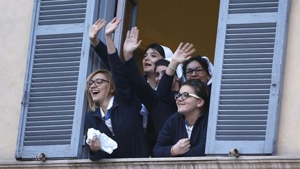 Des jeunes femmes saluent le pape Fran&ccedil;ois alors qu'il quitte l'archibasilique Saint-Jean de&nbsp;Latran&nbsp;&agrave;&nbsp;Rome (Italie), le 7 avril 2013. (TONY GENTILE / REUTERS)