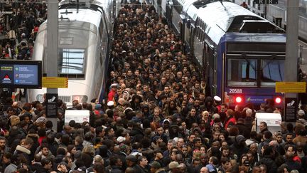 Une marée humaine en gare de Lyon, le 3 avril 2018, lors de la première journée de grève des cheminots. (LUDOVIC MARIN / AFP)