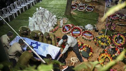 Des soldats de l'armée israélienne portent un cercueil lors des funérailles d'un militaire à Jérusalem, le 10 octobre 2023. (YURI CORTEZ / AFP)