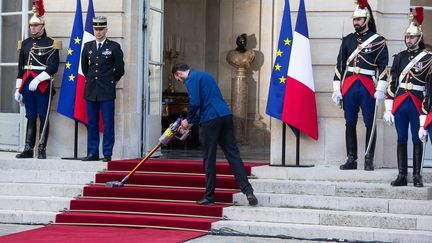 Préparatifs de la passation de pouvoir entre Jean Castex et Elisabeth Borne à l'hôtel de Matignon, le 16 mai 2022. (CEDRIC BUFKENS / MAXPPP)