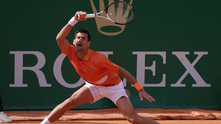 Le Serbe Novak Djokovic&nbsp;mis en difficulté pour son retour sur terre battue, lors du 2e tour du Masters 1000 de Monte Carlo, face à l'Espagnol&nbsp;Alejandro Davidovich Fokina, le 12 avril 2022. (VALERY HACHE / AFP)