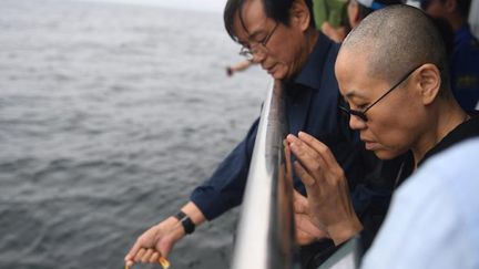 Liu Xia samedi 15 juillet  lors de la dispersion en mer des cendres de son mari Liu Xiaobo, Prix Nobel de la Paix.
 ( SHENYANG MUNICIPAL INFORMATION OFFICE / AFP)