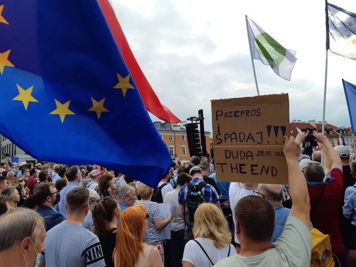 "Duda, la fin", peut-on lire sur une pancarte de manifestants pro-Rafał Trzaskowski à Varsovie. (LUDOVIC PIEDTENU / RADIO FRANCE)