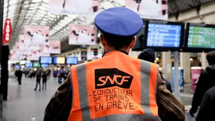 Un agent SNCF en grève contre la réforme des retraites à la gare de l'Est, à Paris, le 9 décembre 2019.&nbsp; (REMI DECOSTER / HANS LUCAS / AFP)