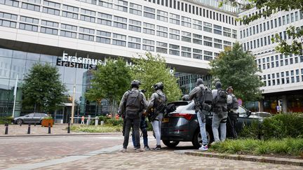 Des policiers néerlandais, devant l'hôpital Erasme, à Rotterdam (Pays-Bas), le 28 septembre 2023. (BAS CZERWINSKI / ANP / AFP)