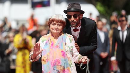 Agnès Varda et JR au festival de Cannes pour leur film "Visages villages". (VALERY HACHE / AFP)