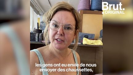 Il y a un an, Márcia de Carvahlo présentait sur Brut son concept de recyclage de chaussettes orphelines pour faire de nouvelles chaussettes, des pulls, des chapeaux… Depuis, beaucoup de choses ont changé. Voilà où elle en est.