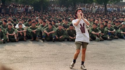 Un &eacute;tudiant chinois demandent au militaire de rentrer chez eux, le 3 juin 1989, place Tiananmen.&nbsp; (CATHERINE HENRIETTE / FILES)