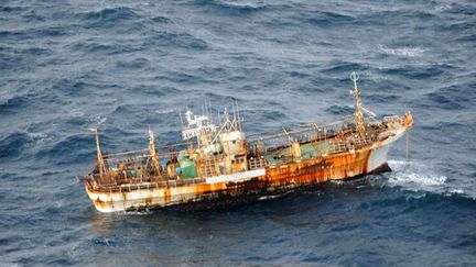 On l'appelle le "bateau-fant&ocirc;me". Disparu depuis le tsunami japonais, ce navire est r&eacute;apparu au large de la Colombie britannique (Canada), le 24 mars 2012. (EPA / MAXPPP)