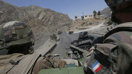 Des soldats français du 92e régiment d'infanterie mènent un convoi vers Kaboul, le 31 juillet 2012. (ALEXANDER KLEIN / AFP)