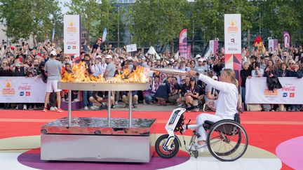 La championne paralympique de para-aviron Perle Bouge a allumé le chaudron de la flamme olympique devant son public, le 1er juin 2024 à Rennes (Ille-et-Vilaine). (CLAIRE SERIE / HANS LUCAS / AFP)