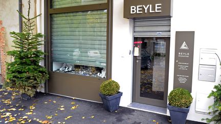 Devanture de la bijouterie braqu&eacute;e &agrave; S&eacute;zanne (Marne),&nbsp;le 29 novembre 2013. (ALAIN JULIEN / AFP)