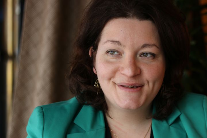 La députée européenne Rassemblement national Mathilde Androuët dans un café du 16e arrondissement de Paris, le 6 mars 2023. (FABIEN JANNIC-CHERBONNEL / FRANCEINFO)